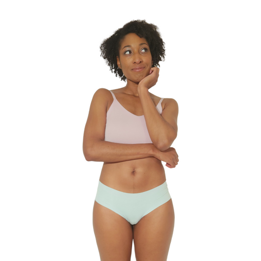 CLOECO's hipster style seamless underwear featured with the silky-soft and breathable feelings. Besides the teal color which the model is wearing, there are black and light purple for your choice.